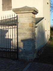 Natursteinmauer und Pfeiler - Gartengestaltung mit Naturstein von Steinmetz Starke 