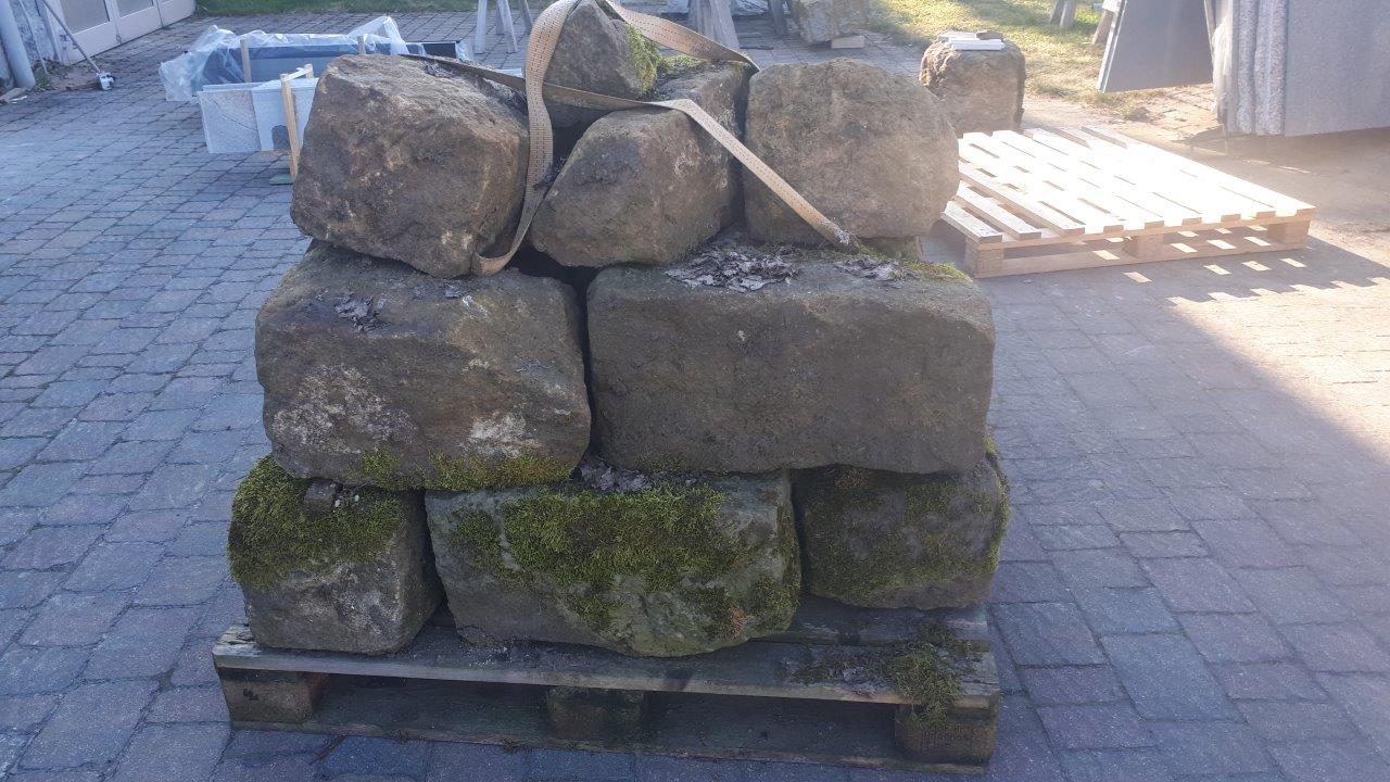 Alt­sandsteinplatten oder -blöcke als Baustofflager