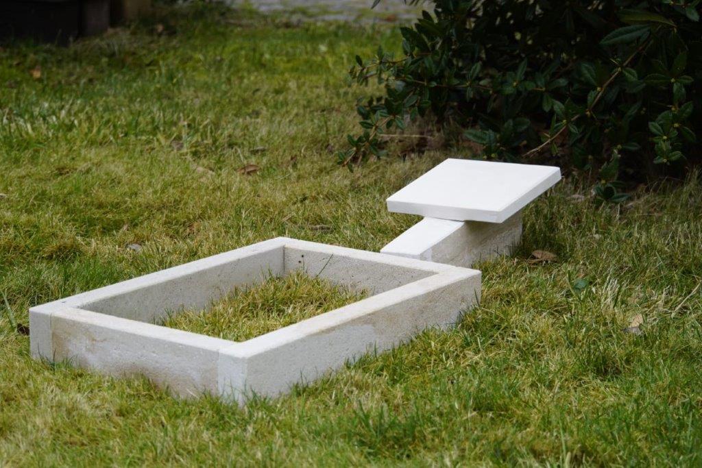  Tiergrabmal aus Naturstein mit Herzmotiv – Variante 1