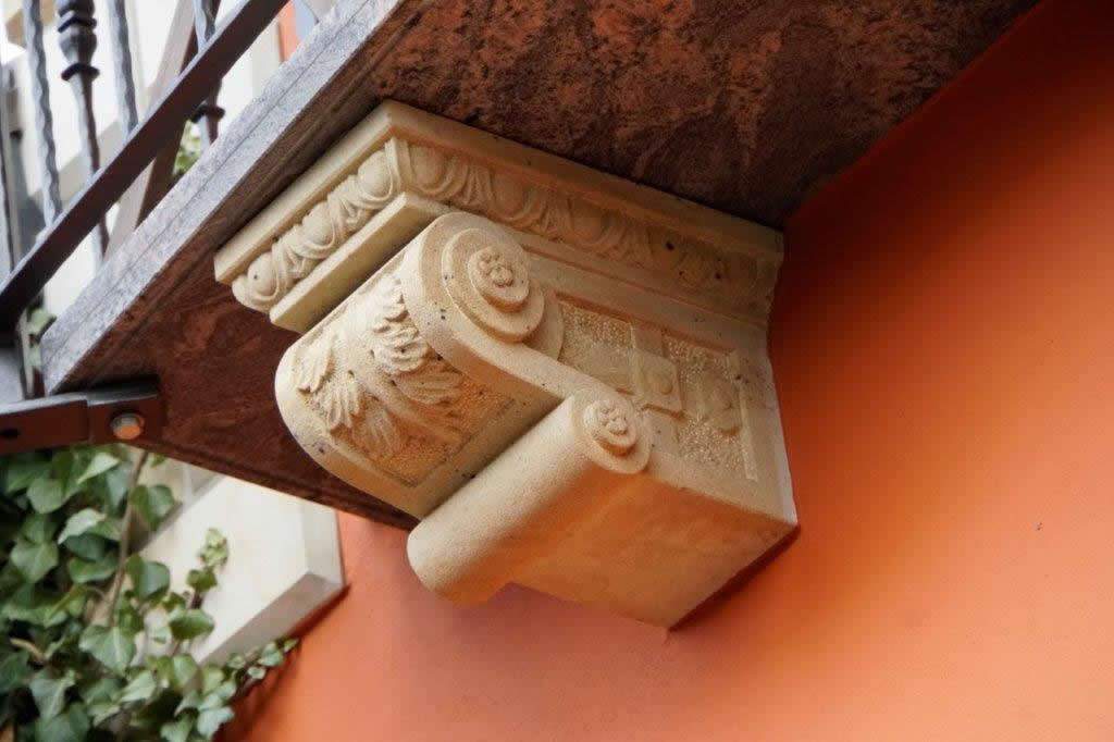  Fenstergewände mit Konsolen und Ornamenten aus Naturstein Detail 11