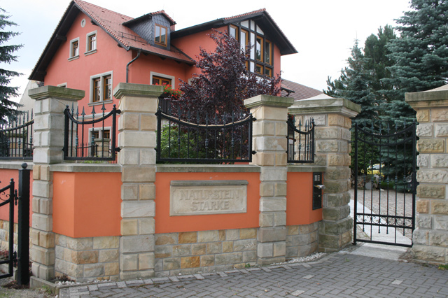  Firmensitz mit Natursteinfassade und grünem Umfeld