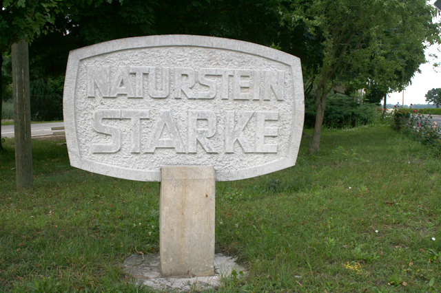  Logo der NatursteinStärke in Schrift und Steinoptik